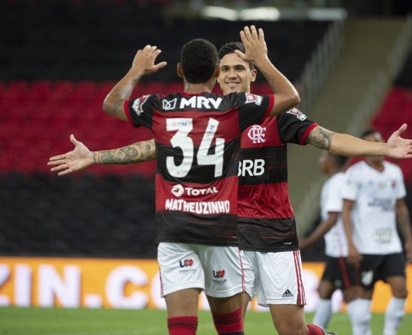 Vidal comemora gol marcado por Isla na vitória do Flamengo