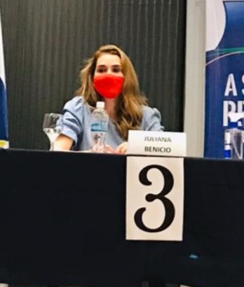 Juliana Benício durante o debate na CDL