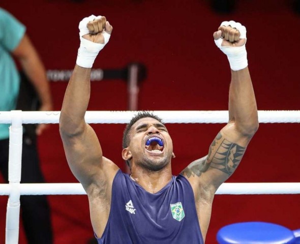 Abner Teixeira garante bronze no boxe e segue para semi final