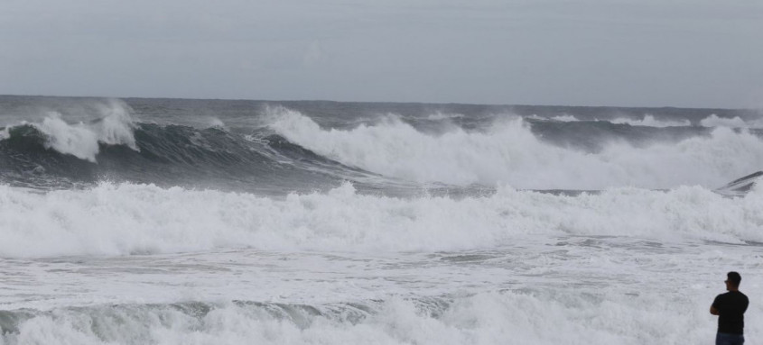 Ressaca provoca ondas de até 4m. Tempo melhora no final de semana
