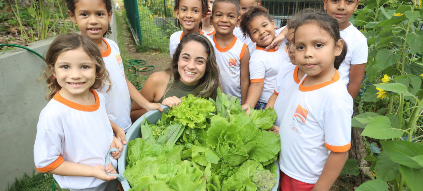 Fabiane Florido, diretora da Umei Vinícius de Moraes, no Sapê, diz que a horta e o pomar cultivados na escola mudaram até a relação das crianças com a comida