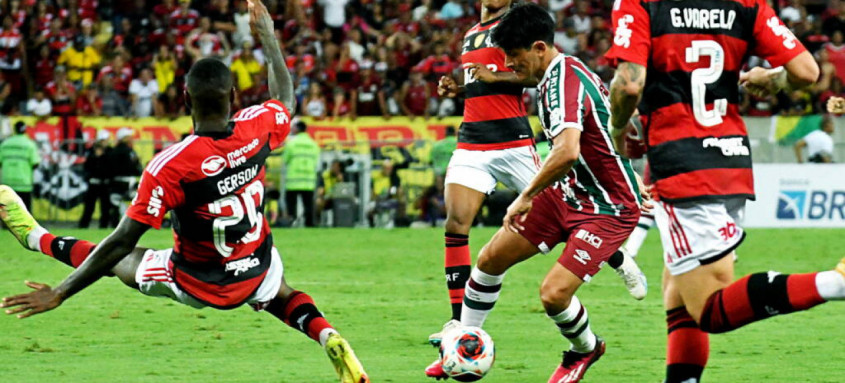 Flamengo vence Fluminense e fica mais perto de ganhar primeiro título com Vítor Pereira