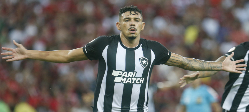 Botafogo vence Flamengo e assume liderança do Brasileirão