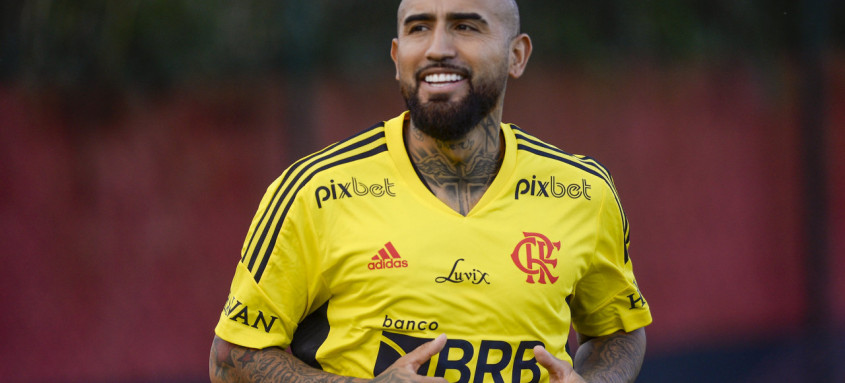 Com a saída de Arturo Vidal, Flamengo terá apenas seis jogadores