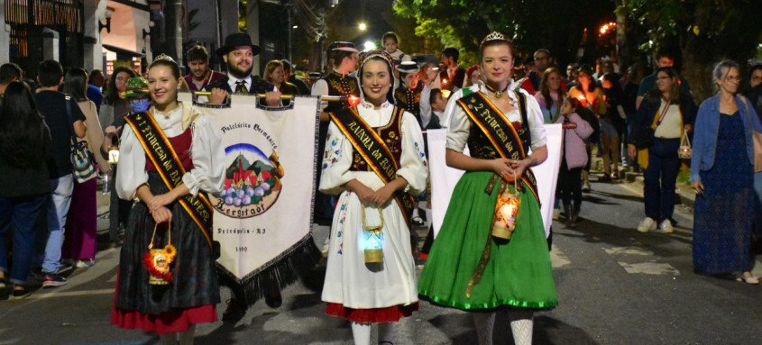 Bauernfest: milhares acompanham os desfiles dos grupos folclóricos