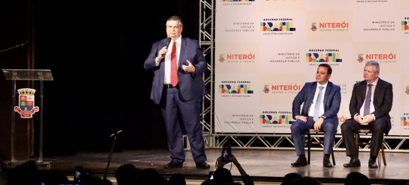 Ministro da Justiça, Flávio Dino, esteve no Theatro Municipal ao lado do prefeito de Niterói, Axel Grael