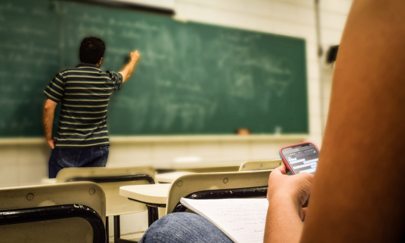 Rio De Janeiro Proíbe Uso De Celular Em Salas De Aula