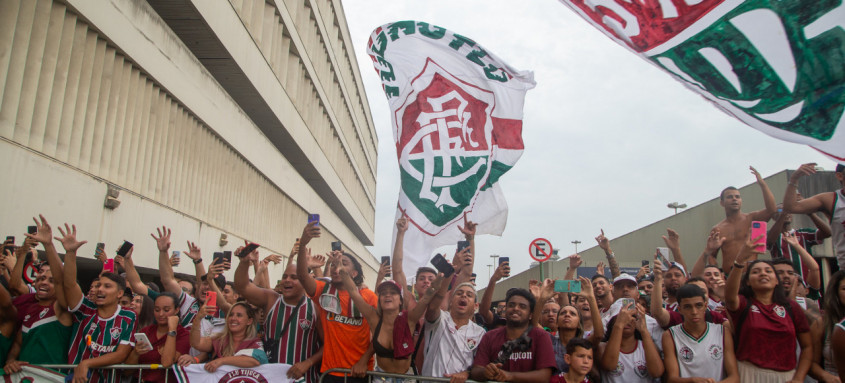 Centenas de torcedores foram ao aeroporto recepcionar o Flu após a conquista da vaga para a final da Libertadores