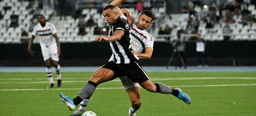 Tricolores sentiram a sequência de jogos e foram derrotados pelo Botafogo no fim de semana