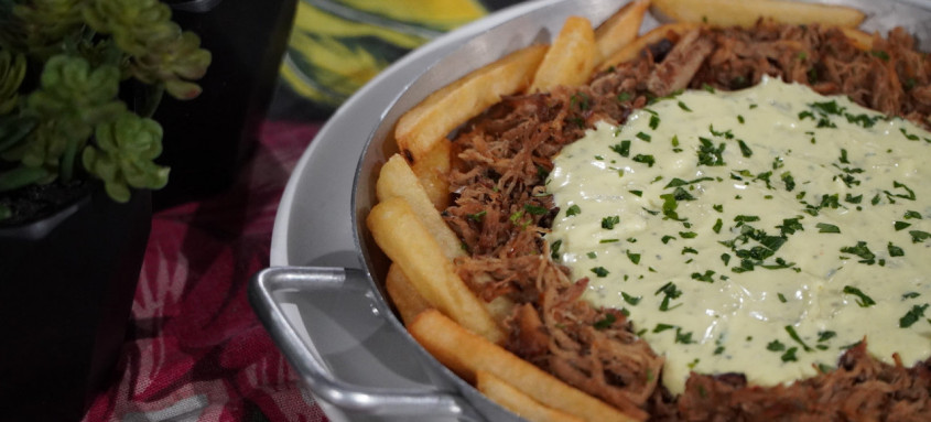 Carne seca desfiada, com batata frita e creme de queijo é uma das opções