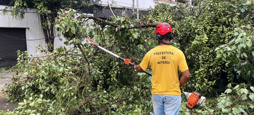 Equipes da Prefeitura de Niterói trabalham nas ruas da cidade atendendo as ocorrências