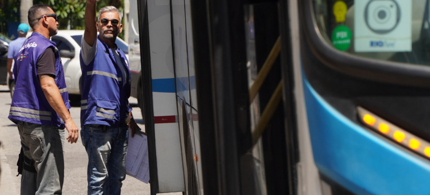 Fiscais da prefeitura vistoriaram  ônibus que circulavam ontem pelos bairros do Centro, Zé Garoto e Bandeirantes