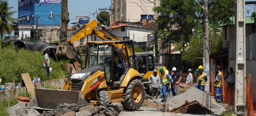 Nova frente de trabalho foi aberta, para a instalação de manilhas. Trânsito ficará interrompido de 7h às 17h