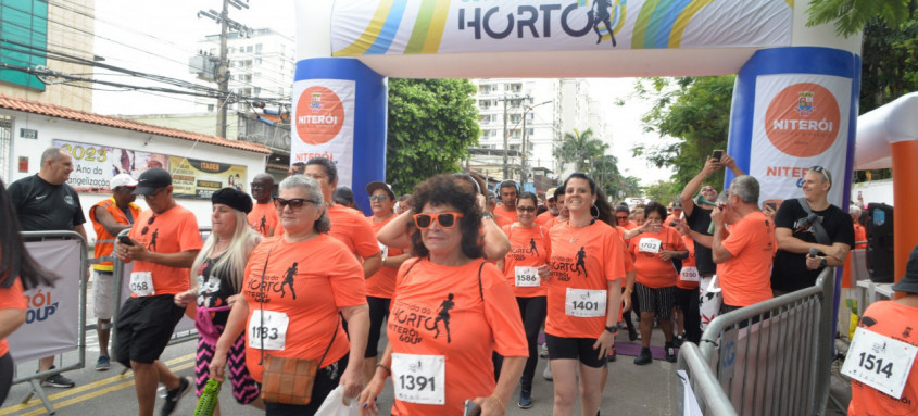 Durante o evento, os participantes receberam água e isotônico para a hidratação