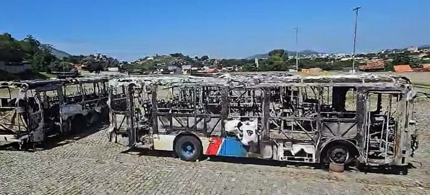 Mais de 30 ônibus foram incendiados durante ataques ocorridos nesta segunda-feira, na Zona Oeste do Rio de Janeiro