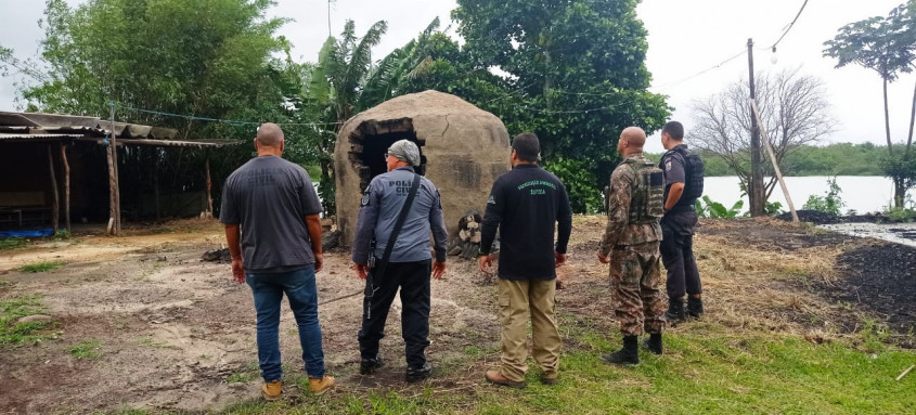 Agentes ambientais encontraram dois fornos de aproximadamente 2,5 metros no estabelecimento clandestino