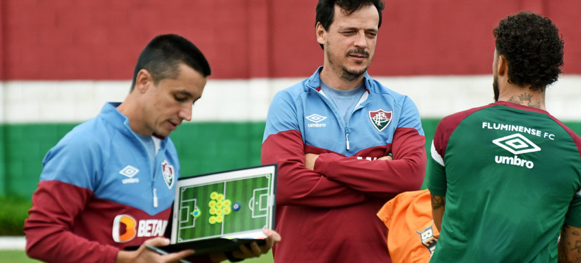 Fernando Diniz conversou por um período com o lateral-direito Guga durante o treinamento de ontem no CT tricolor