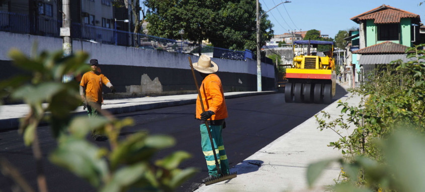 Operários trabalham no asfaltamento da via. Próxima etapa será pintura da sinalização, instalação de placas e sinais de trânsito. Após os serviços, o desvio do trânsito será efetivado