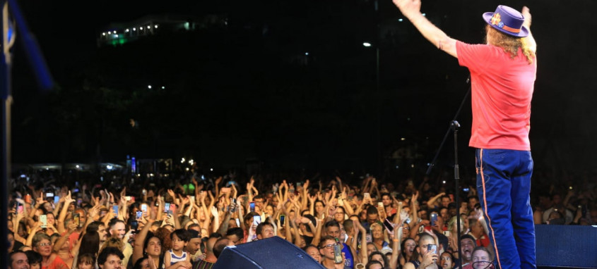 No último sábado, Alceu Valença se apresentou para uma multidão na Praia de Piratininga