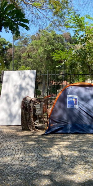 Anúncio do quinto andar em barraca na Praça São João