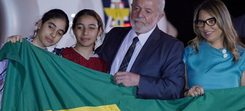 Lula  recebeu, na madrugada desta terça-feira (14), o grupo de 32 brasileiros e palestinos parentes de brasileiros resgatados