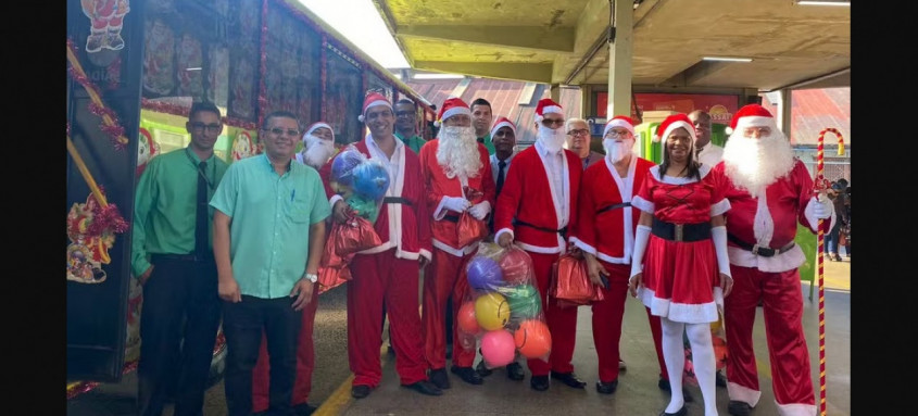 Papai e Mamãe Noel em ônibus de Natal de Niterói
