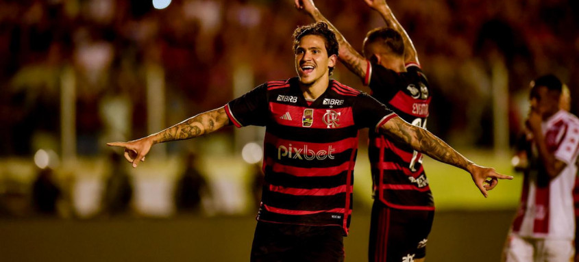 Com hat-trick de Pedro, Flamengo vence Bangu e assume a liderança do Carioca 