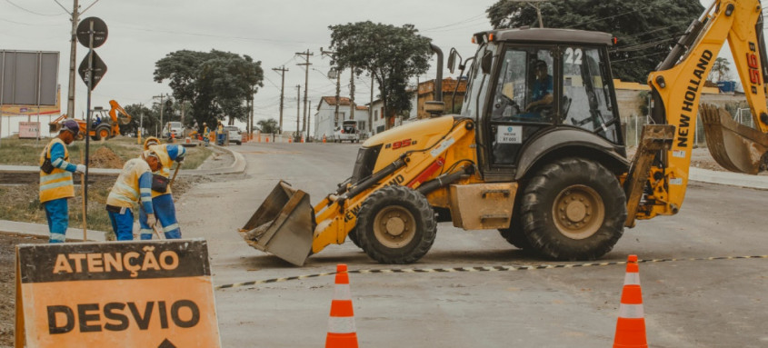 Governo do Rio realiza obras de drenagem, pavimentação e reurbanização com ampliação de faixas, na Avenida 22 de Maio, em Itaboraí
