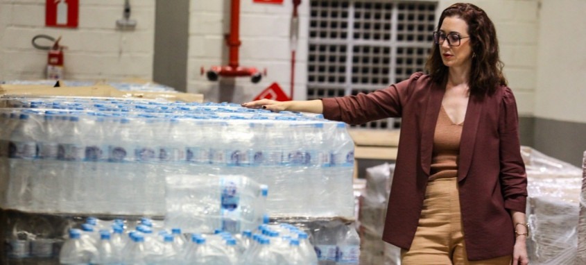 Com a campanha SOS CHUVAS RS, foram arrecadados mais de 15 mil garrafas de água, além de alimentos não perecíveis, material de higiene pessoal e limpeza, entre outros itens