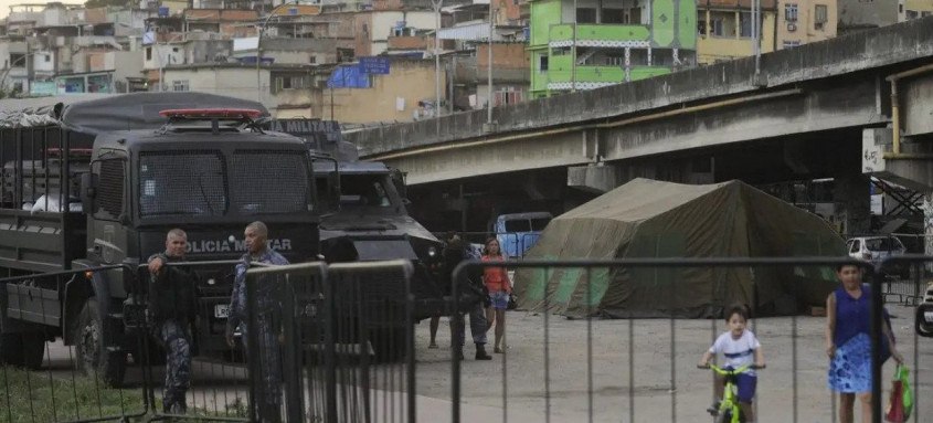 Segundo a polícia, durante a operação, "um grupo de criminosos" incendiou um ônibus na Avenida Brasil, no entorno do conjunto de favelas