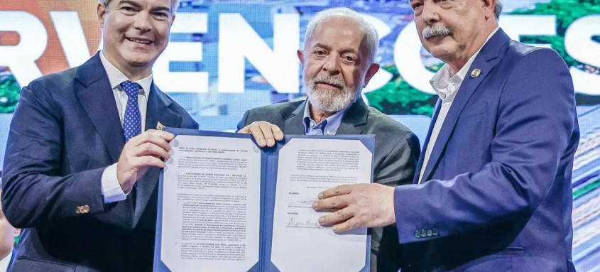 Lula (centro) ressaltou a colaboração entre as instituições públicas e privadas e a importância dos investimentos da concessionária, o Grupo CCR, nas obras