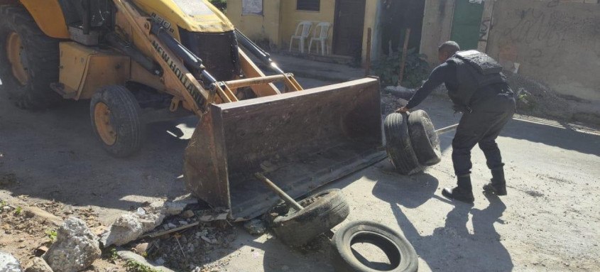 Com ajuda de uma retroescavadeira, a PM retirou barricadas no bairro Engenho Pequeno, em São Gonçalo