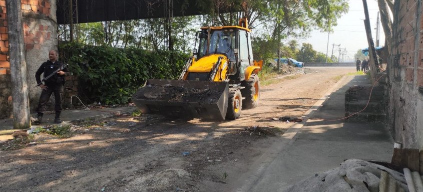 Com ajuda de uma retroescavadeira, a PM retirou barricadas no bairro Jardim Catarina, em São Gonçalo