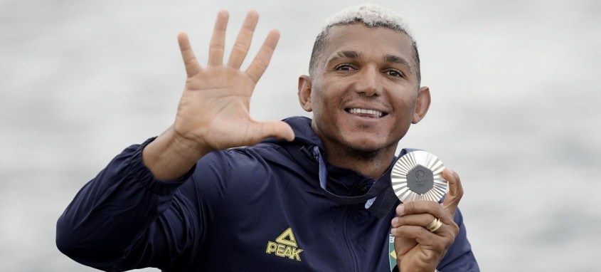 Isaquias Queiroz conquistou nesta sexta em Paris sua quinta medalha olímpica
