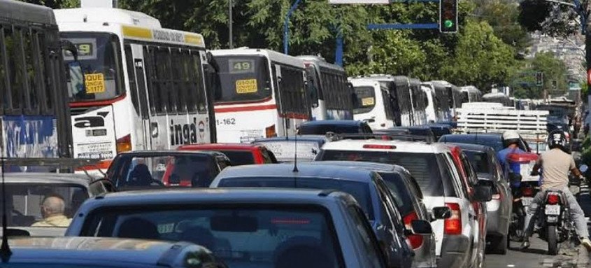 Caos diário do trânsito de Niterói é motivo de muita insatisfação entre os moradores do município