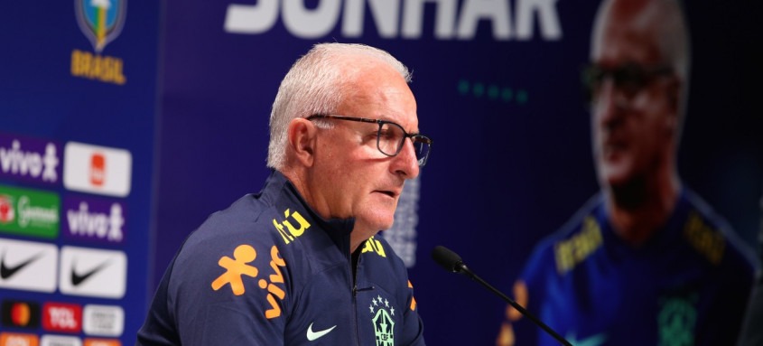 Dorival Júnior destacou a chegada de novos jogadores à seleção brasileira
