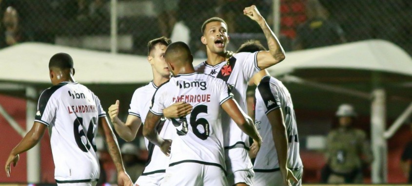 Zagueiro marcou no domingo o único gol do Vasco no triunfo sobre o Vitória
