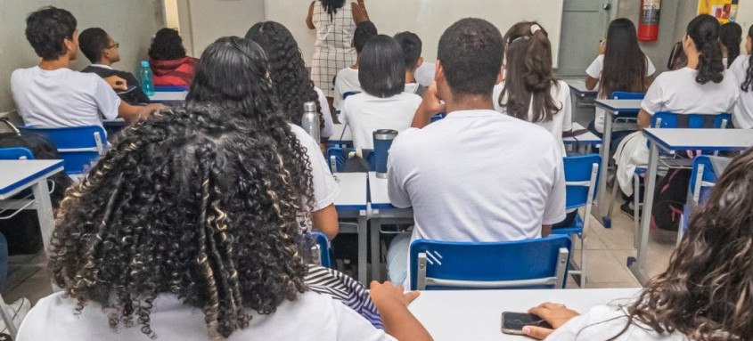 Mais 2,5 mil candidatos classificados aprovados no Processo Seletivo Interno da rede estadual de ensino vão poder realizar a migração da carga horária de 18 para 30 horas semanais