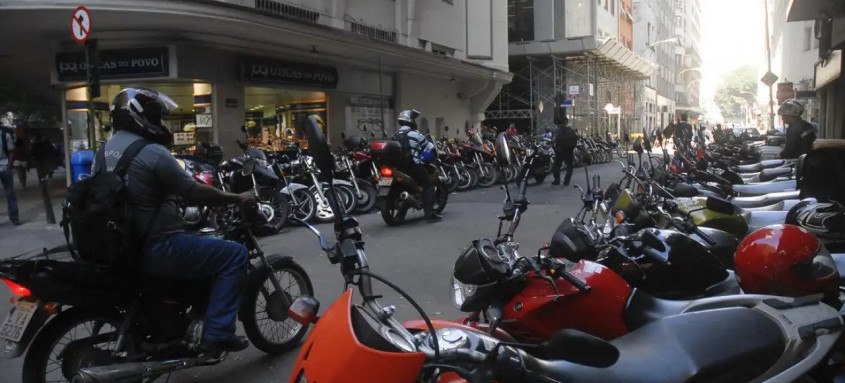 Segundo a Senatran, os resultados podem ser explicados, entre outros fatores, pelo custo acessível do veículo, pelo crescimento de negócios com veículos compartilhados, pelo aluguel de motocicletas ou motonetas, e pela dificuldade de acesso à CNH por parte da população