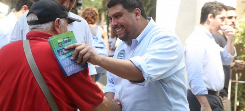 Bruno Lessa, candidato à Prefeitura de Niterói pelo Podemos, esteve nesta quarta no Centro e no Largo da Batalha