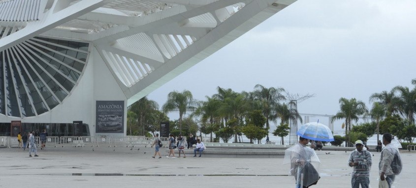 Nesta terça, o céu ficará nublado a encoberto com previsão de chuva fraca isolada a qualquer hora do dia