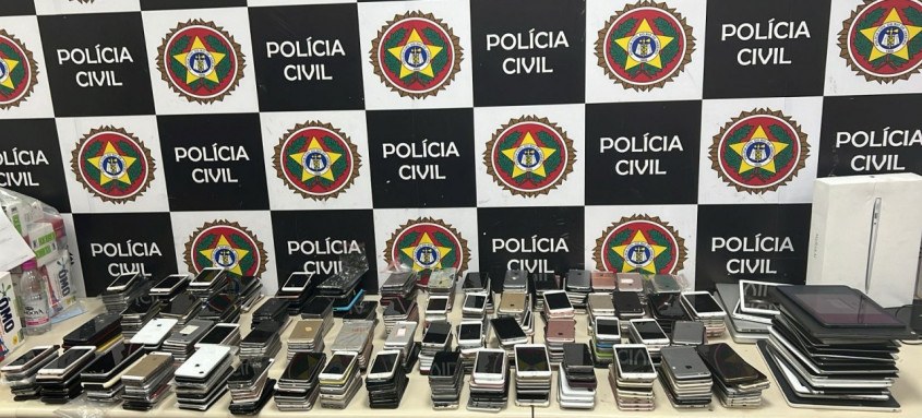 Cerca de 750 celulares foram apreendidos pela Polícia Civil durante operação no Mercado Popular da Uruguaiana