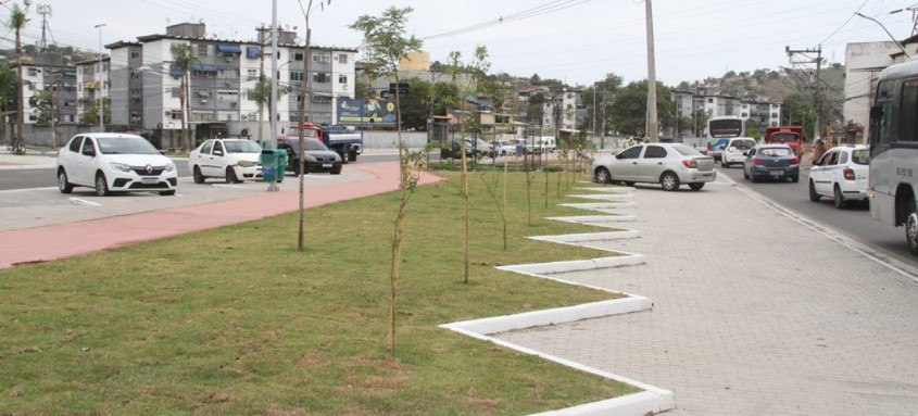 Objetivo é que sejam plantadas mais de 1.200 mudas de árvores e arbustos até o final na obra