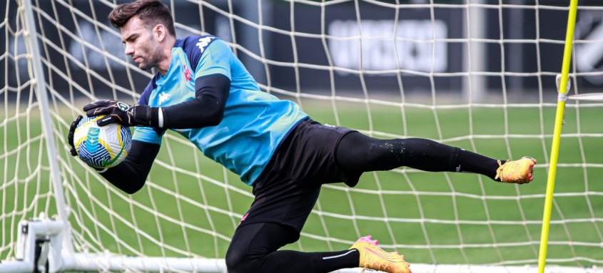 Goleiro Léo Jardim, um dos principais nomes do elenco do Vasco, tem a missão de parar o ataque palmeirense