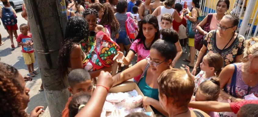 Crianças recebem doces de devotos no dia de São Cosme e Damião na zona norte do Rio