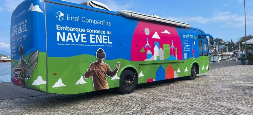 Veículo adaptado da Enel oferece conteúdos educativos com recursos audiovisuais, tecnologia e realidade virtual