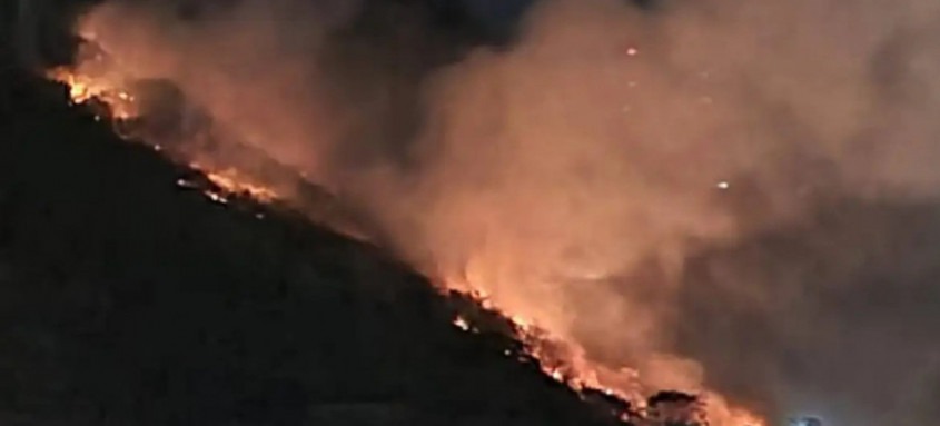 Militares de Grajaú, Tijuca e Vila Isabel, além de equipes do Quartel Central, usaram helicópteros, drones, abafadores e bombas costais para auxiliar no combate às chamas