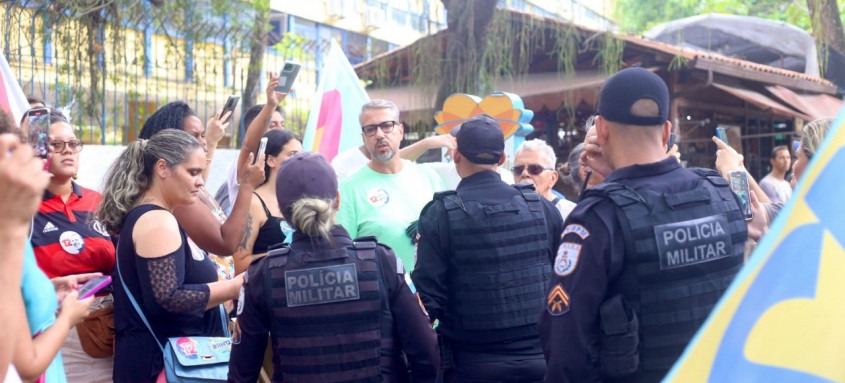 Policiais do 12º BPM (Niterói) detiveram militantes da campanha de Rodrigo Neves, entre eles Daniel Pinheiro, da Emusa, envolvidos com a panfletagem ilegal realizada neste sábado no Campo de São Bento contra Carlos Jordy