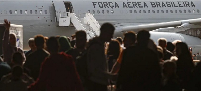 Avião da FAB que resgatou brasileiros do Líbano pousou no início da manhã desta segunda-feira em São Paulo