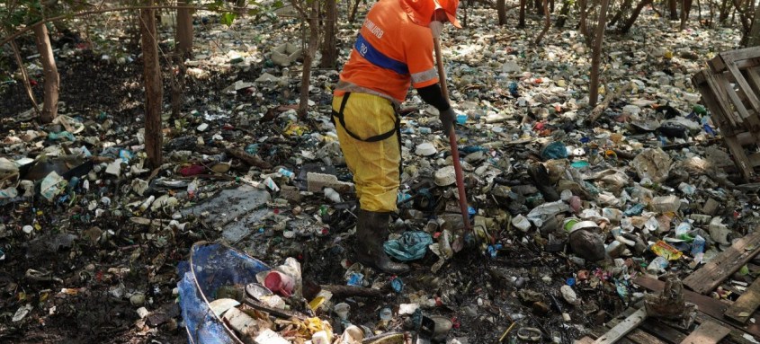 Mutirão de limpeza da Comlurb com a Águas do Rio retira 2,5 toneladas de lixo do manguezal do Caju